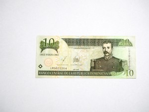 B0999 10 Pesos 2003 rok Dominikana